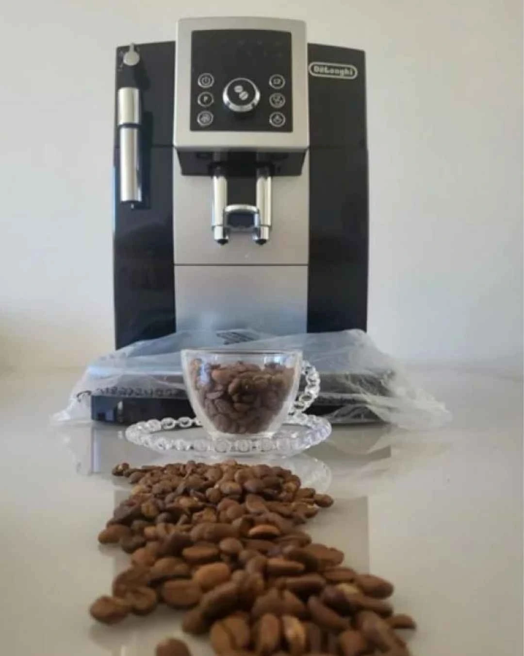Técnico consertando máquina de café expresso